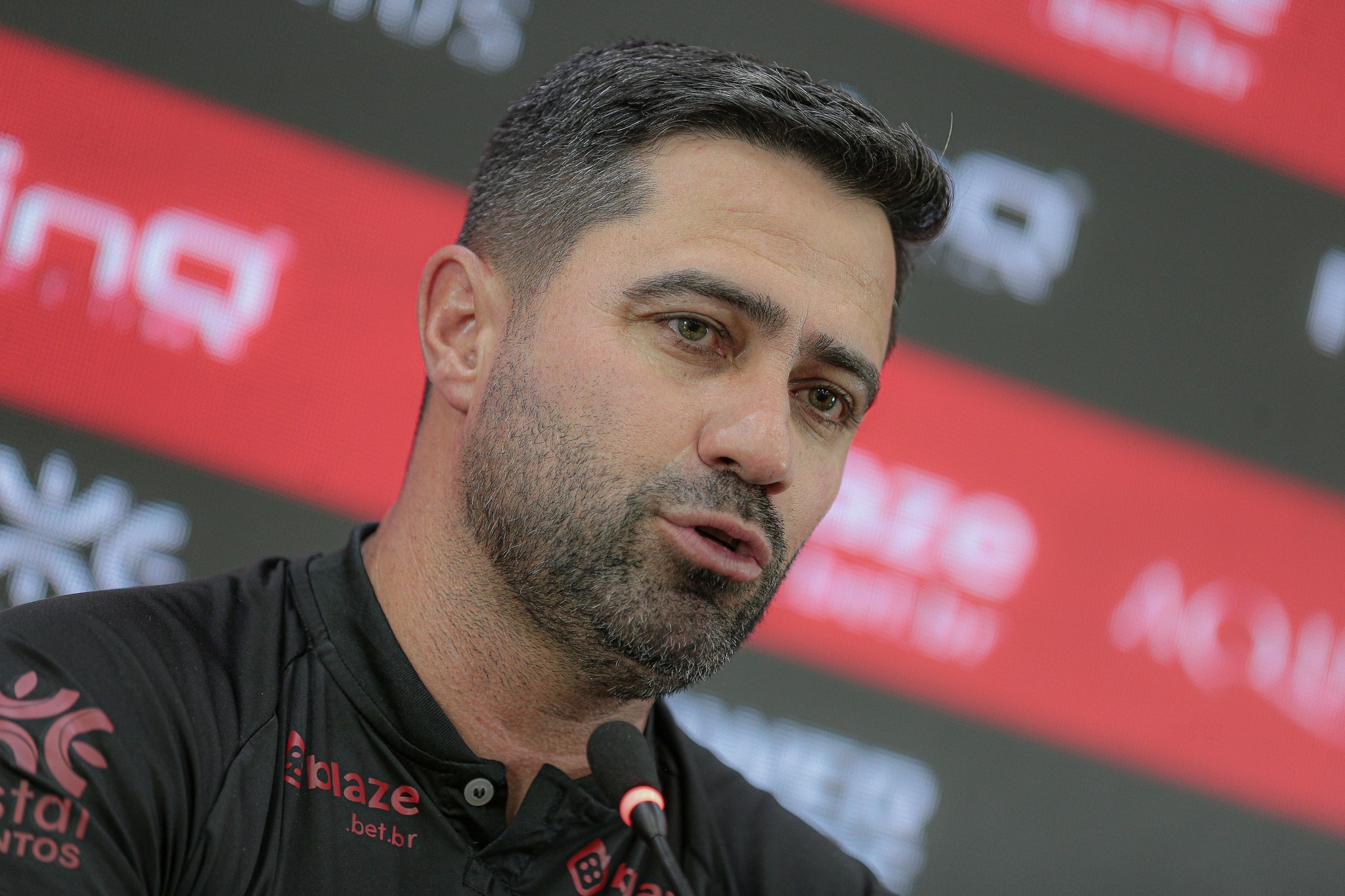 Lacerda lamenta chances de cabeça perdidas pelo Atlético-GO “dentro da pequena área”