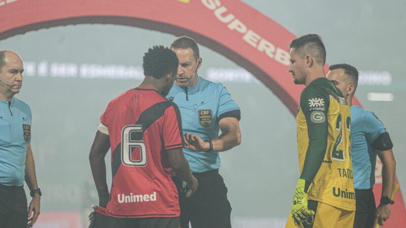 Goiás e Atlético-GO reclamam de arbitragem paranaense no clássico