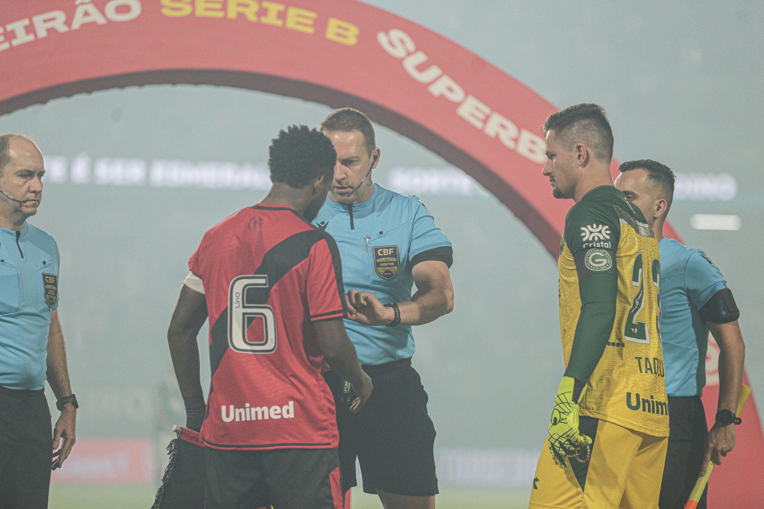 Goiás e Atlético-GO reclamam de arbitragem paranaense no clássico