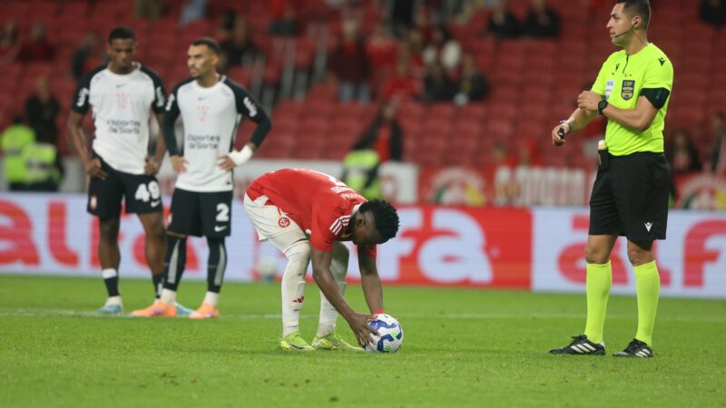 Dorival Júnior é expulso por reclamação após árbitro marcar pênalti contra o Corinthians
