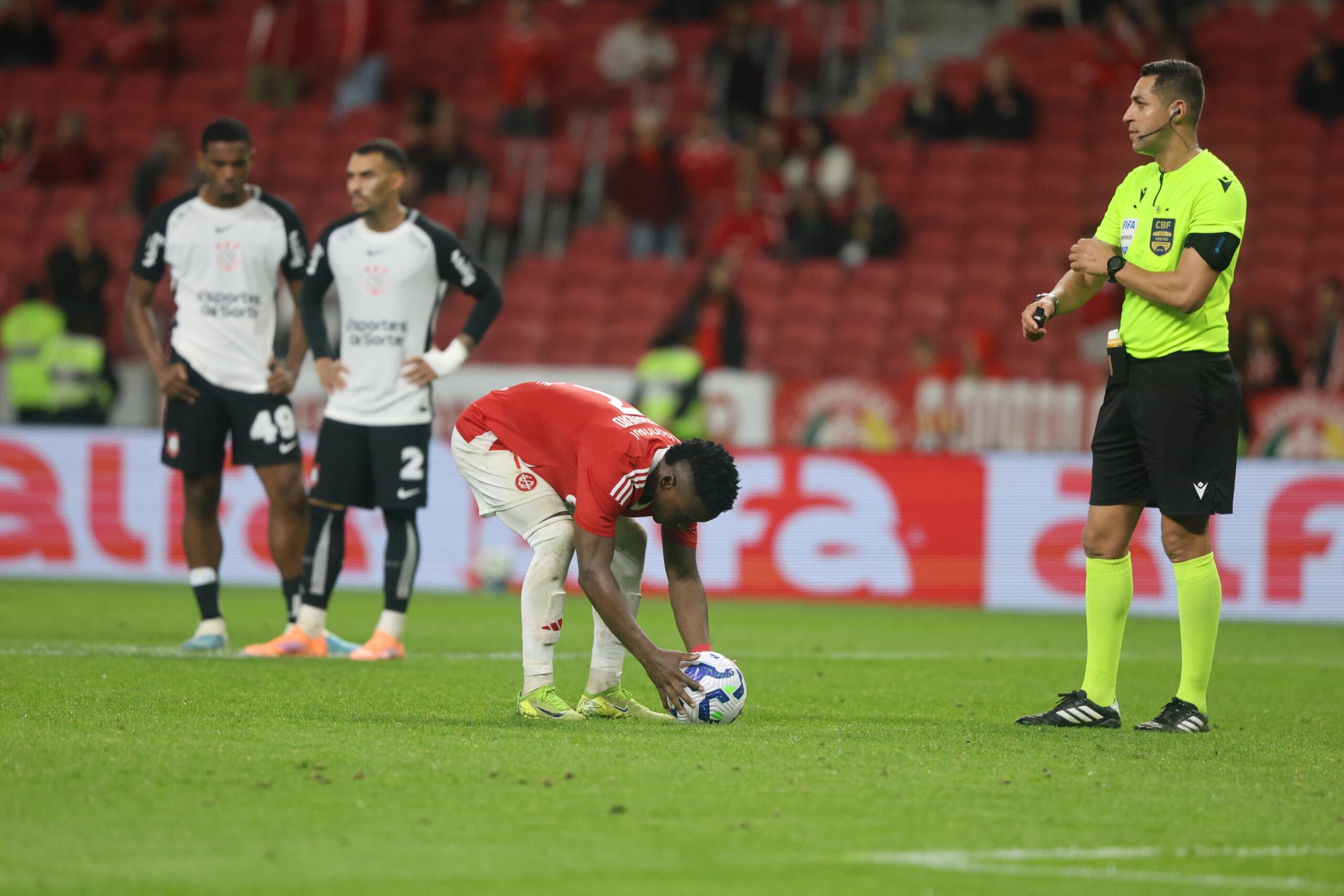 Dorival Júnior é expulso por reclamação após árbitro marcar pênalti contra o Corinthians
