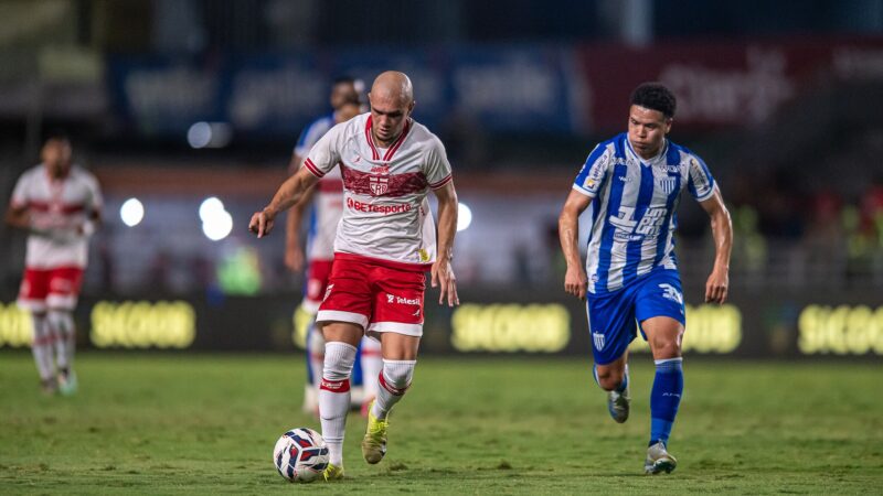 Peça-chave do CRB, Crystopher diz que se sente à vontade nas três funções do meio-campo