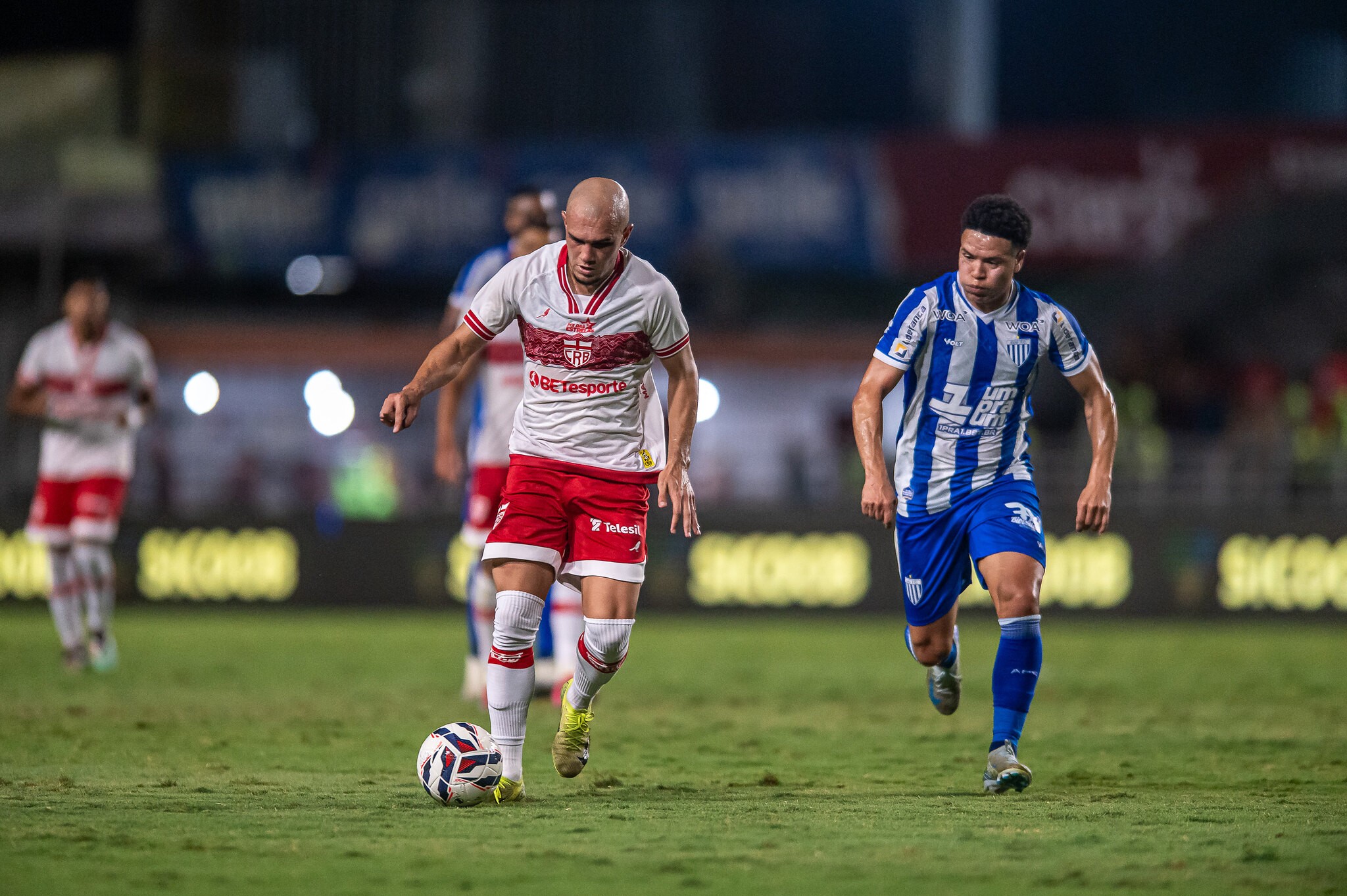 Peça-chave do CRB, Crystopher diz que se sente à vontade nas três funções do meio-campo