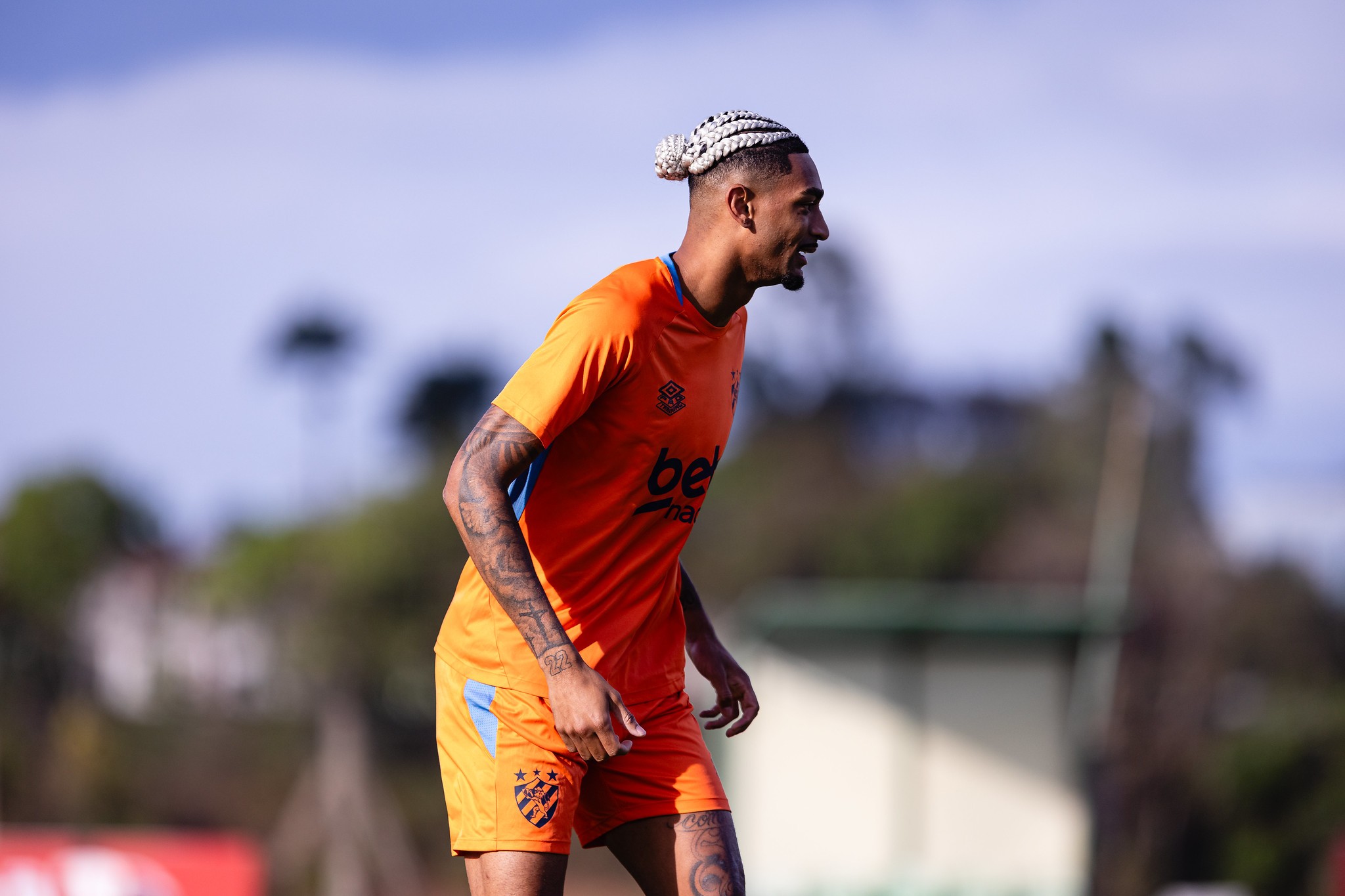 Na temporada mais goleadora da vida, Derik fala de futuro no Sport: “Não descartaria a possibilidade”