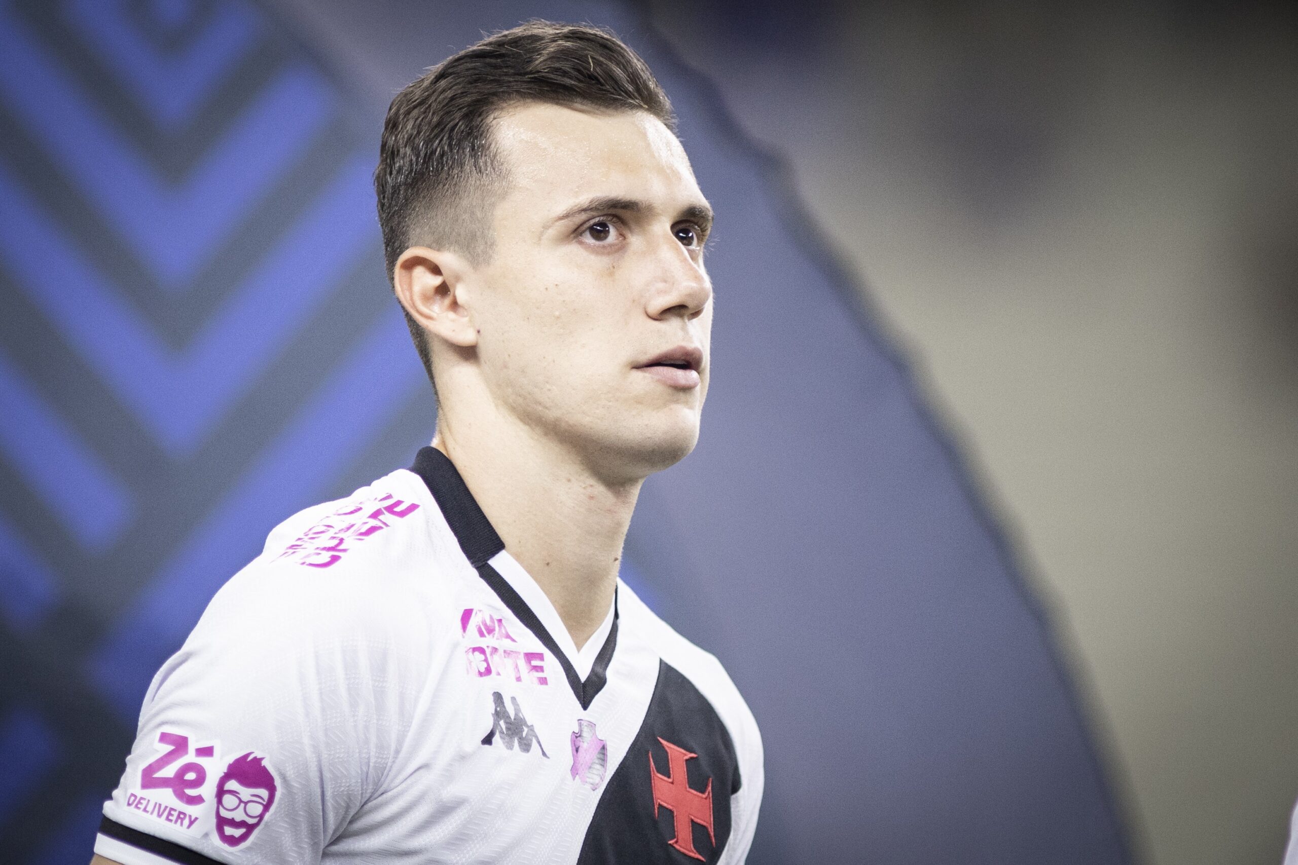 Com nova dupla de zaga, Piton sobe de produção no Vasco e retoma titularidade na lateral