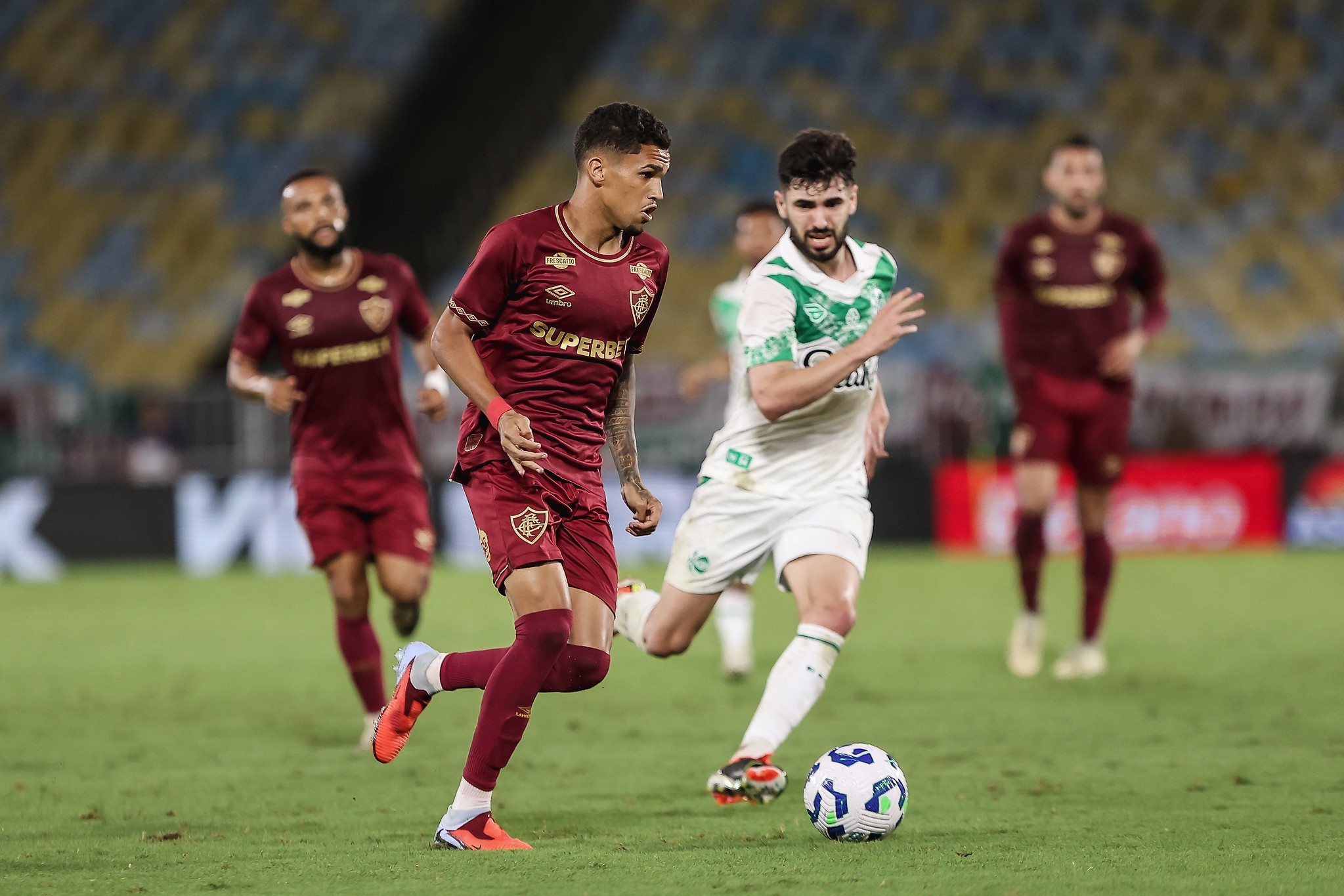 Pedido da torcida, Riquelme Felipe luta por sequência no Fluminense para ser fato novo com Zubeldia