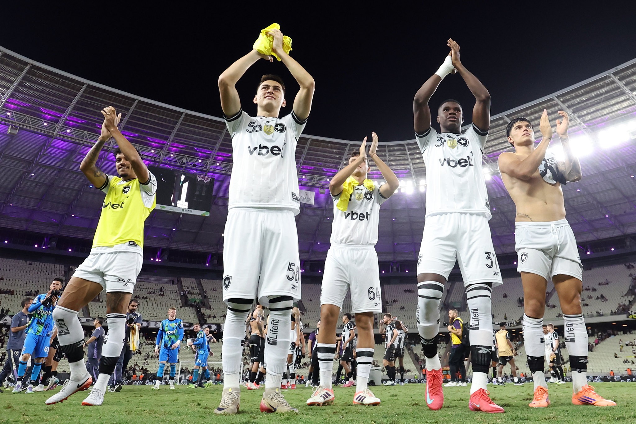 Botafogo colhe frutos de aproximação com a base e tem maior presença de jovens entre relacionados