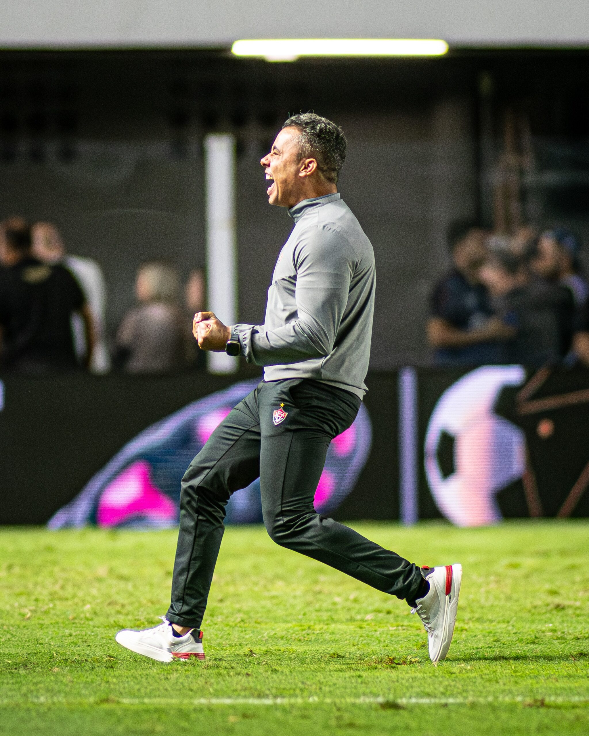 Jair Ventura faz um mês no Vitória com melhor aproveitamento entre técnicos e esperança renovada