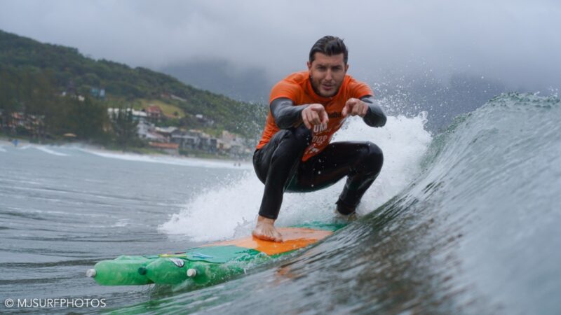 Ator Klebber Toledo promove competição de surfe com pranchas ecológicas no Rio