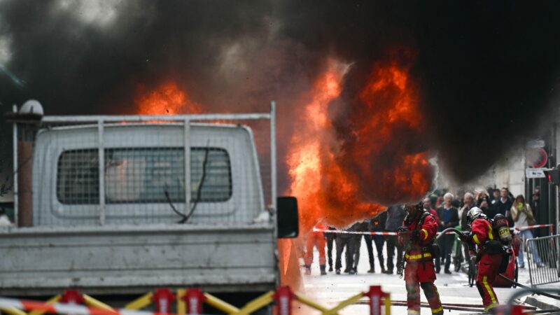 Fogo atinge van próximo à residência oficial do Primeiro-Ministro da França, em Paris