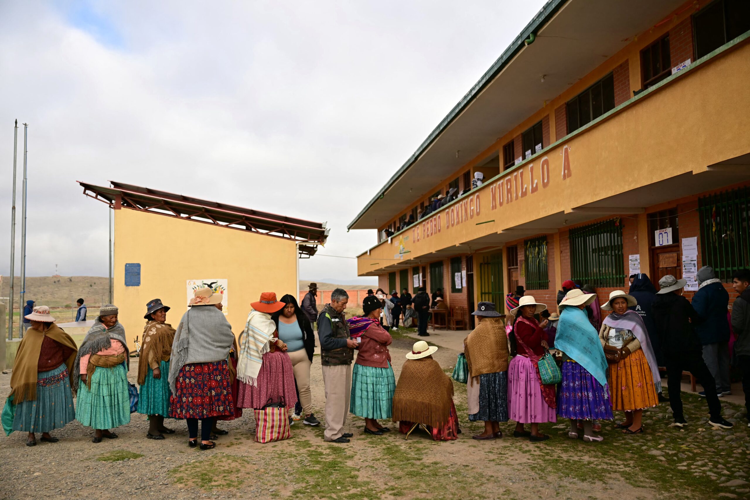 Candidatos na Bolívia pedem que povo compareça às urnas