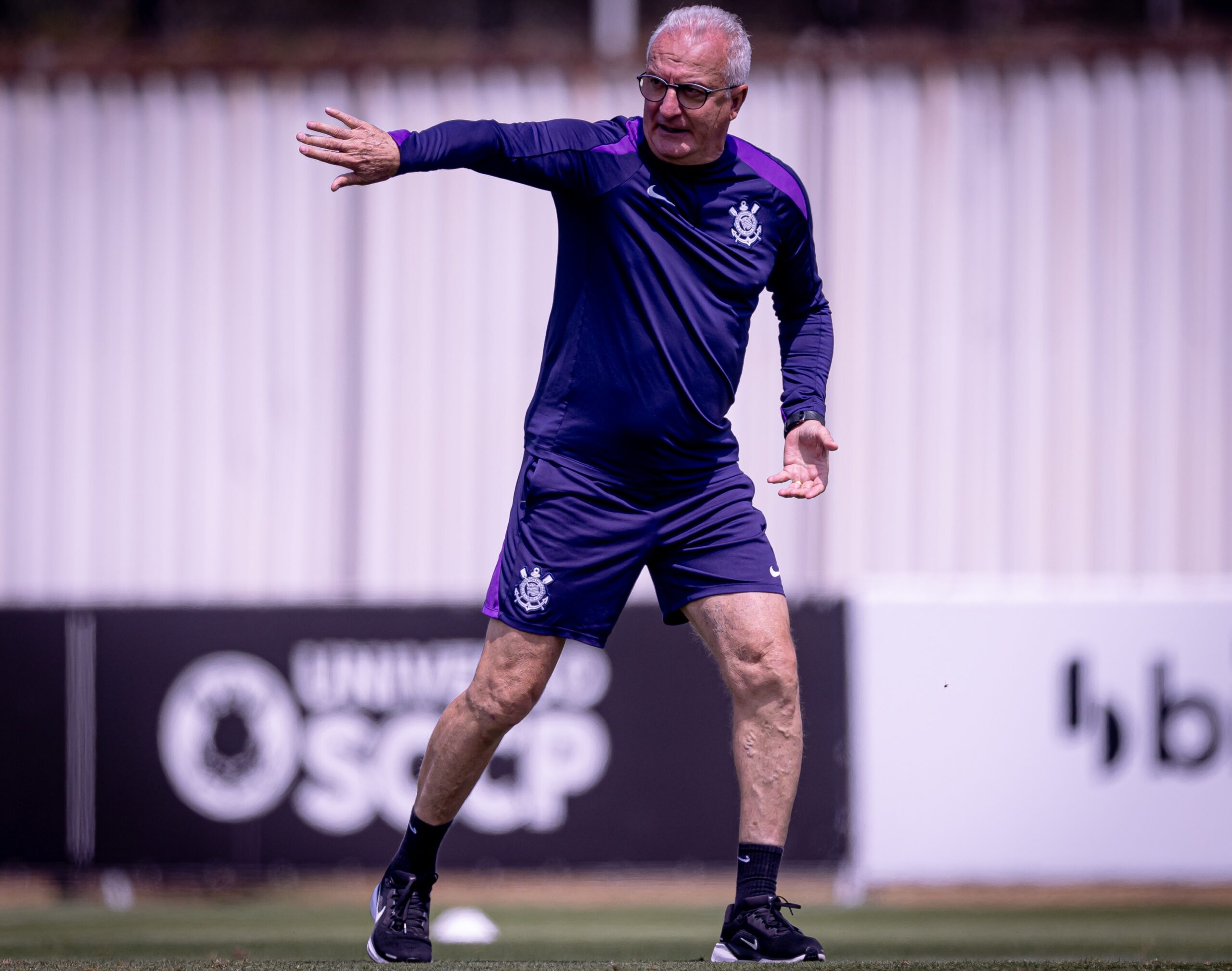 Dorival Júnior completa mil jogos na carreira sem poder comandar o Corinthians neste sábado