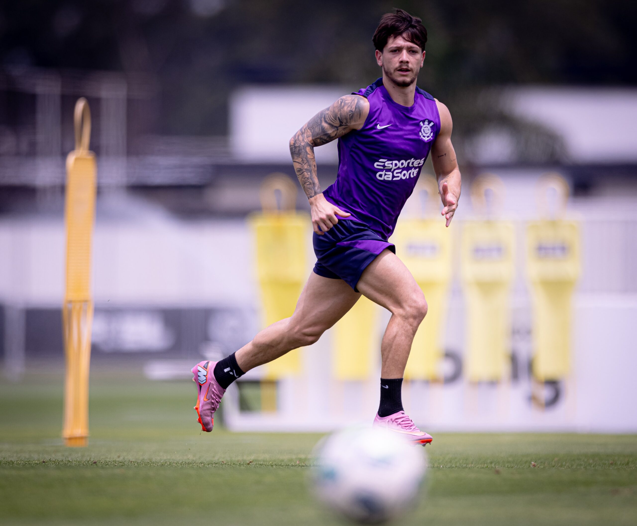 Corinthians faz treino tático de olho em clássico e vive expectativa do retorno de Garro