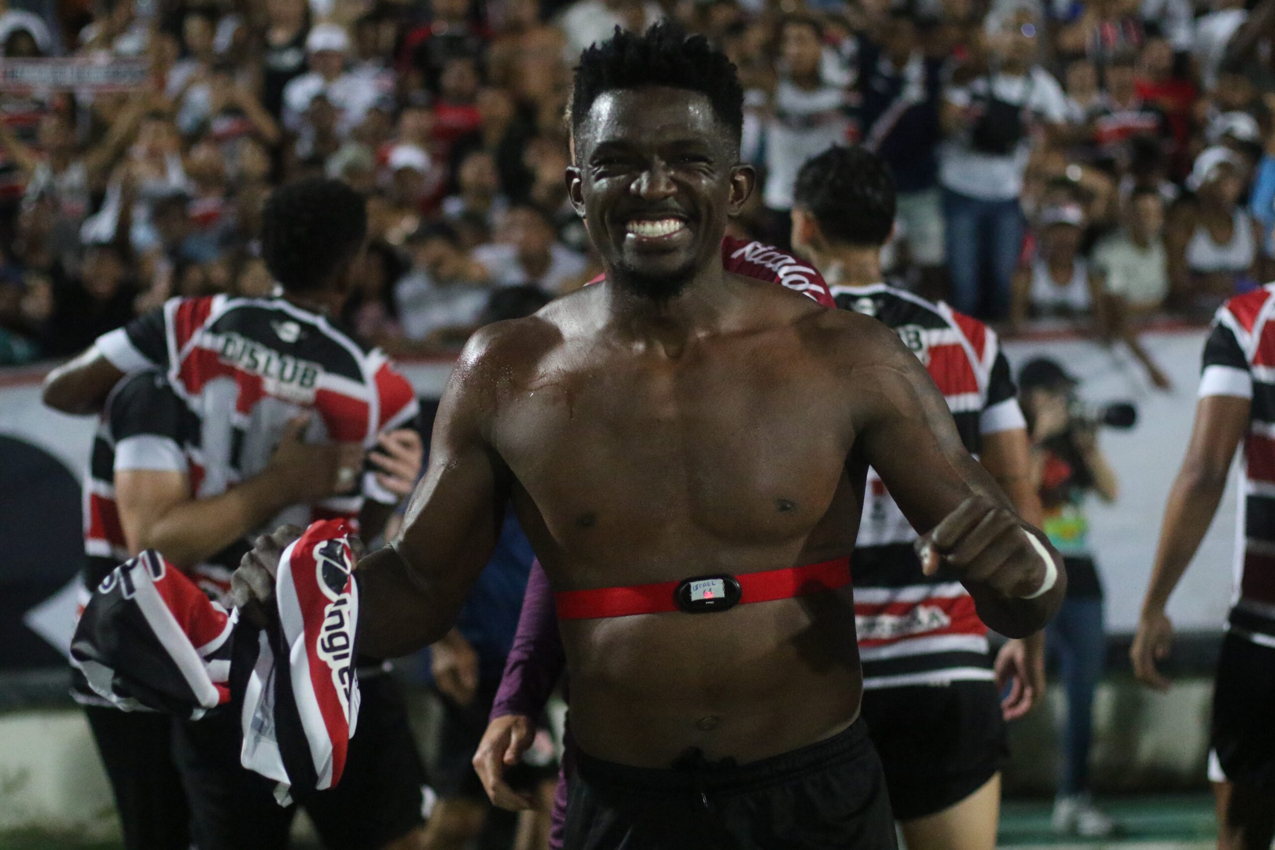 Santa Cruz renova com lateral Israel