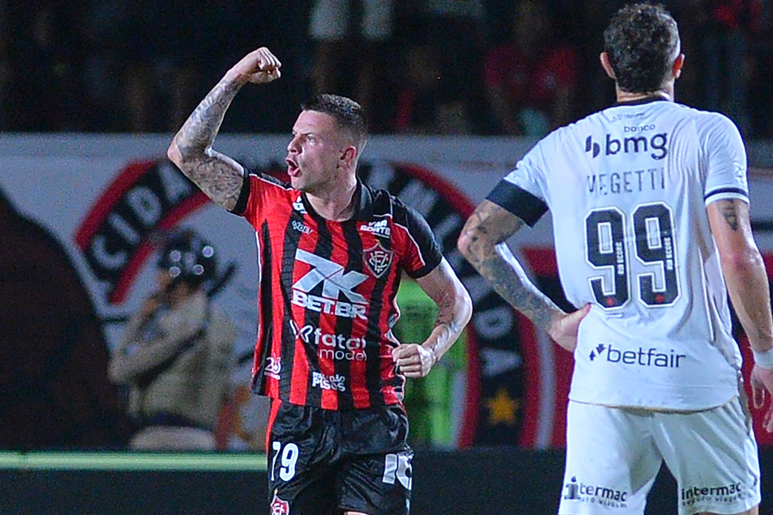 Renato Kayzer reencontra o Vasco, maior vítima e rival em estreia de gala no Vitória