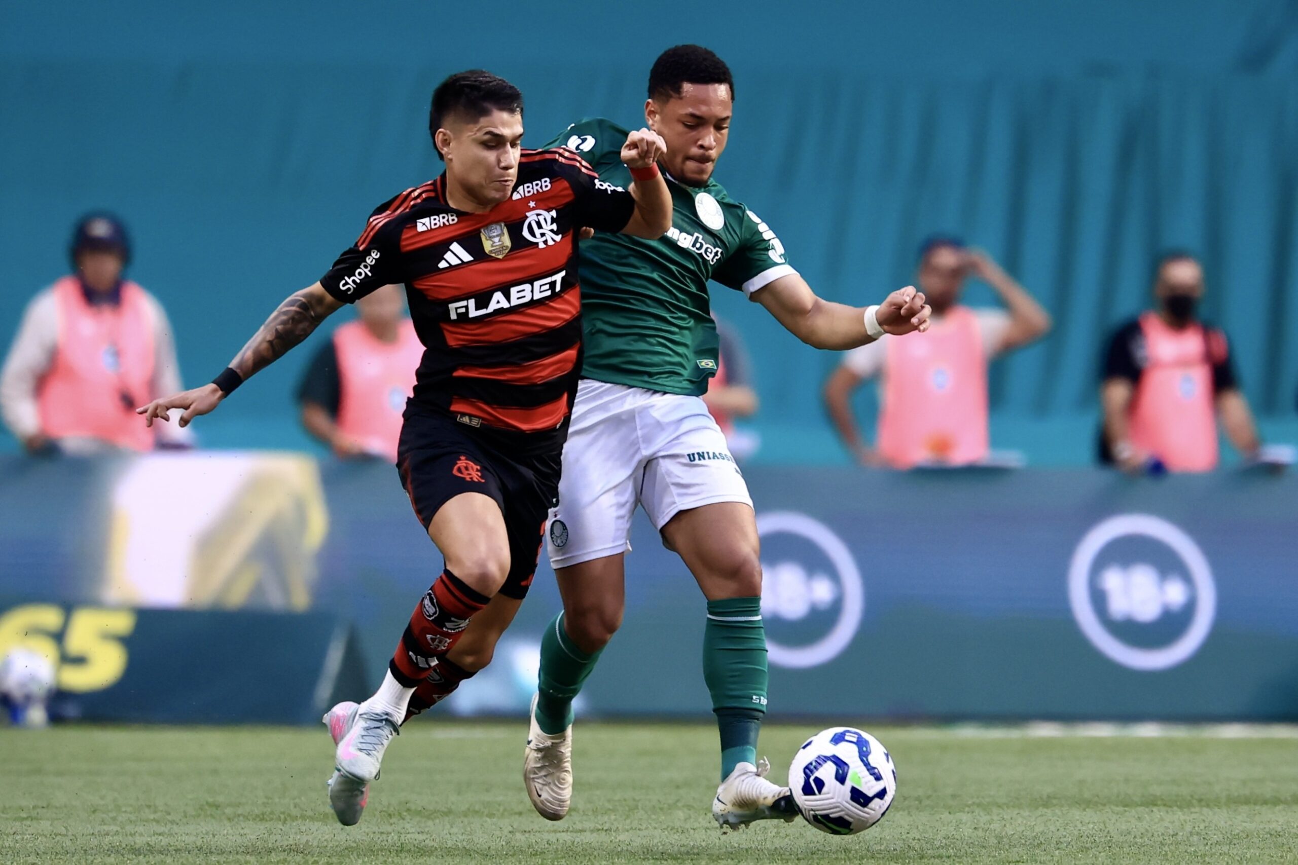 Além da liderança: Flamengo e Palmeiras travam disputa de estatísticas do Brasileirão
