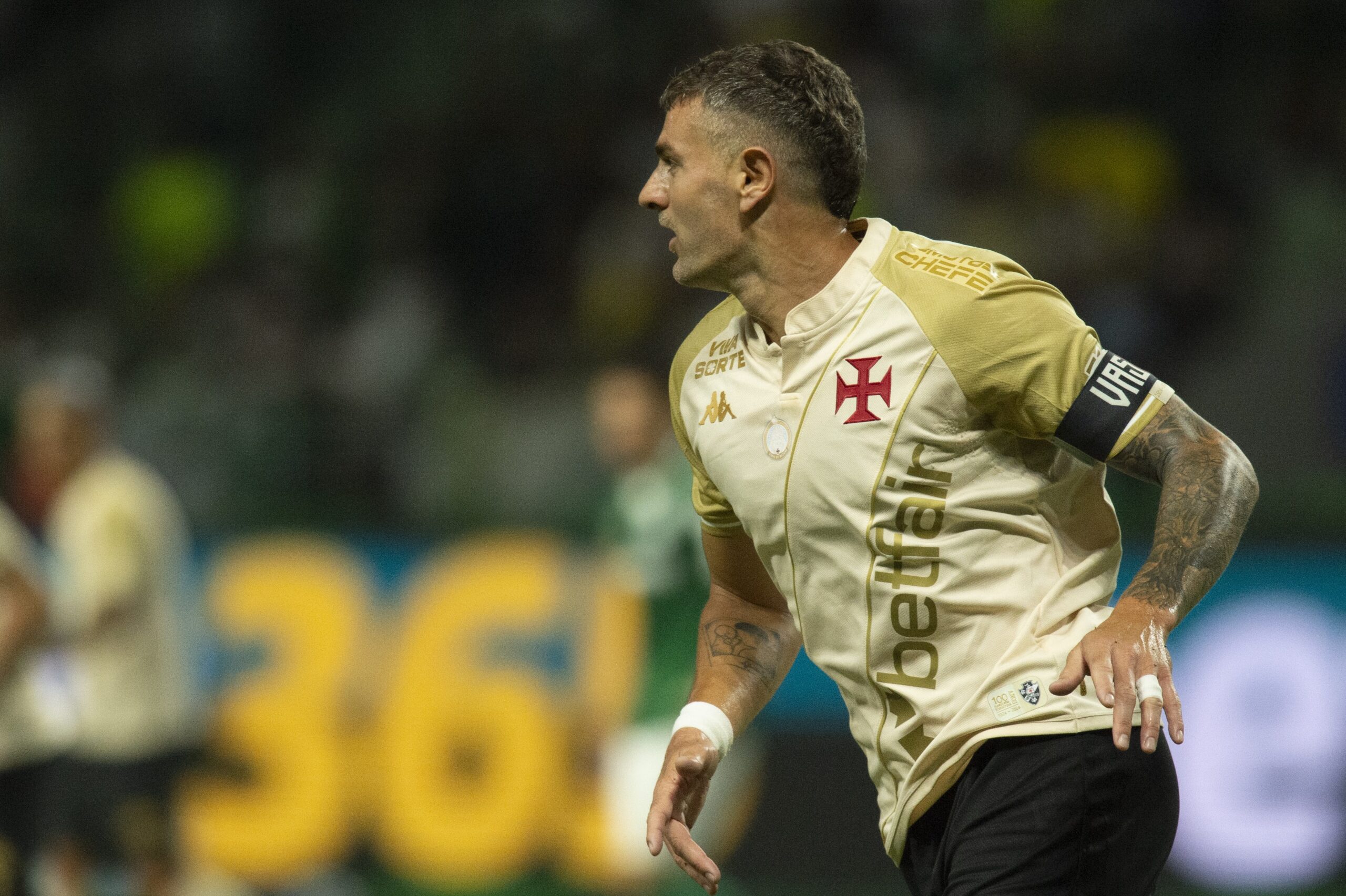 Chegou a hora de Vegetti sair do time titular do Vasco? Veja opiniões de comentaristas e dê seu voto