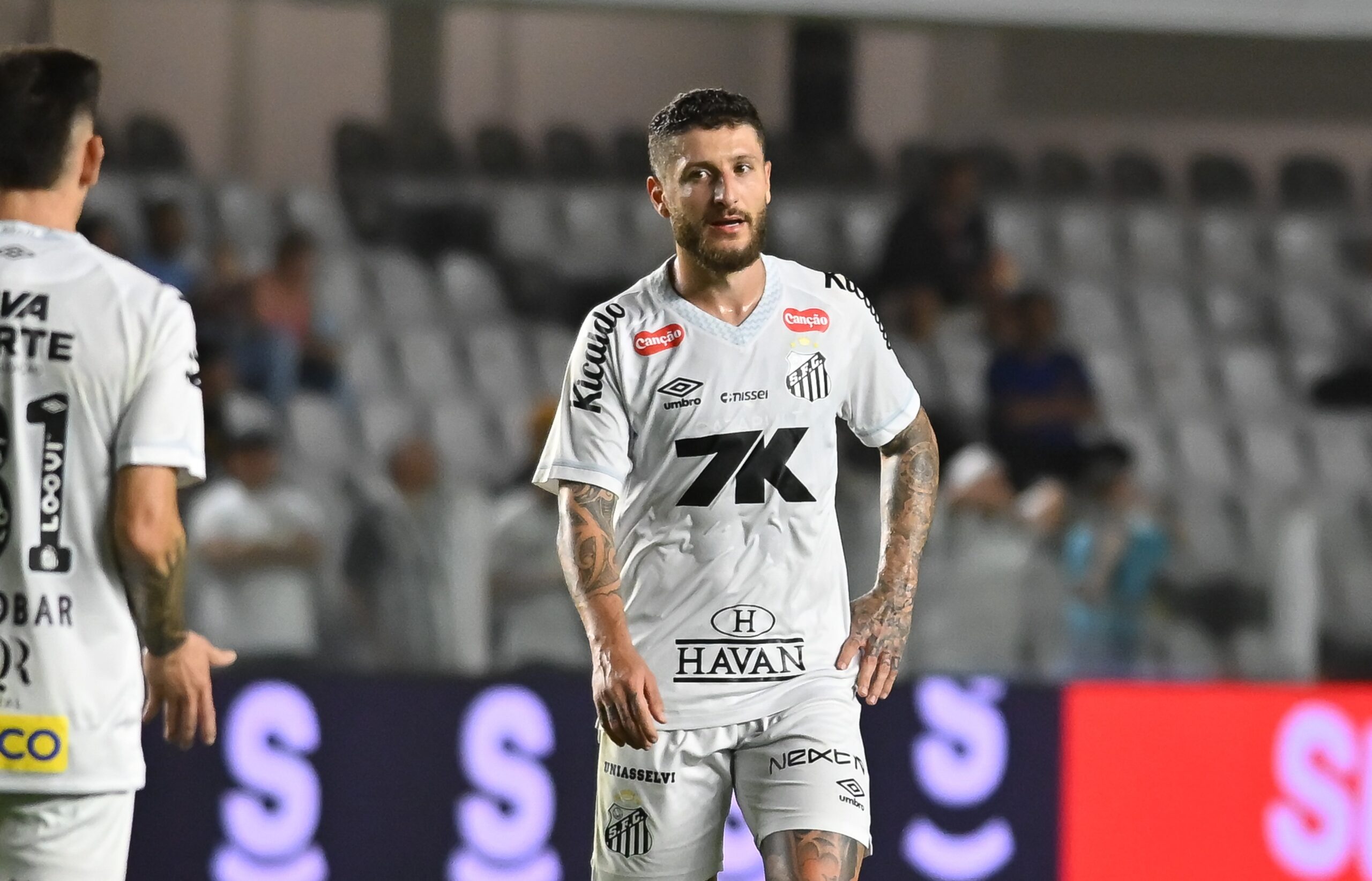 Zé Rafael supera desconfiança e cirurgia para virar pilar do Santos de Vojvoda