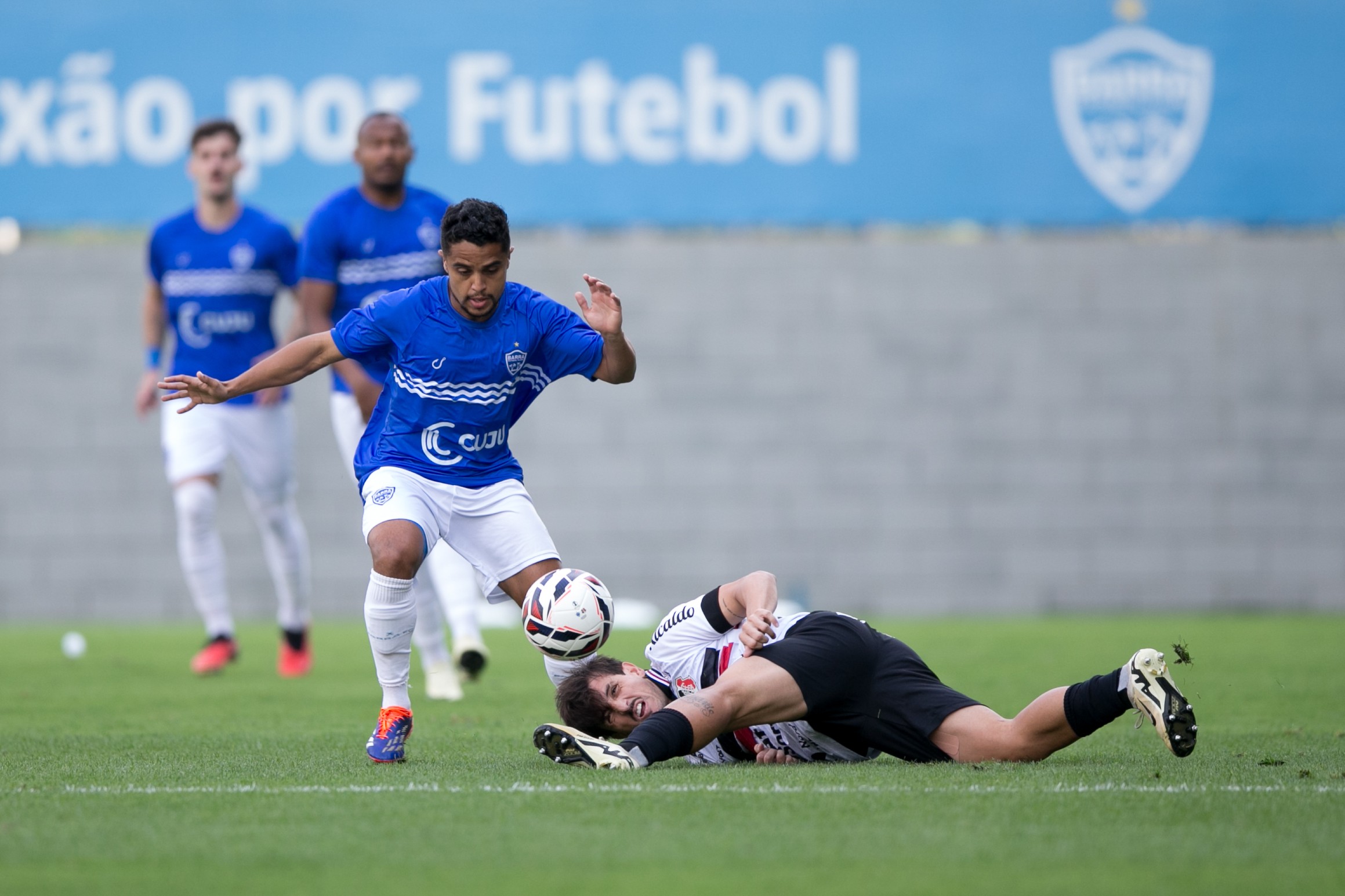 Barra renova com o camisa 10 do acesso e título da Série D