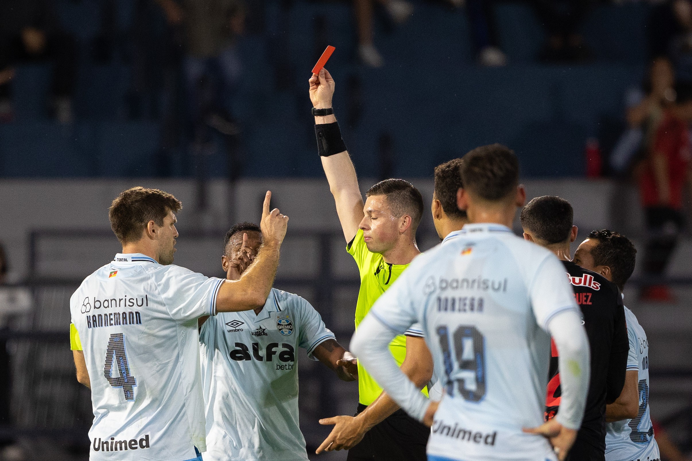 Procuradoria do STJD acata tese do Grêmio para anulação dos cartões de Kannemann e Marlon