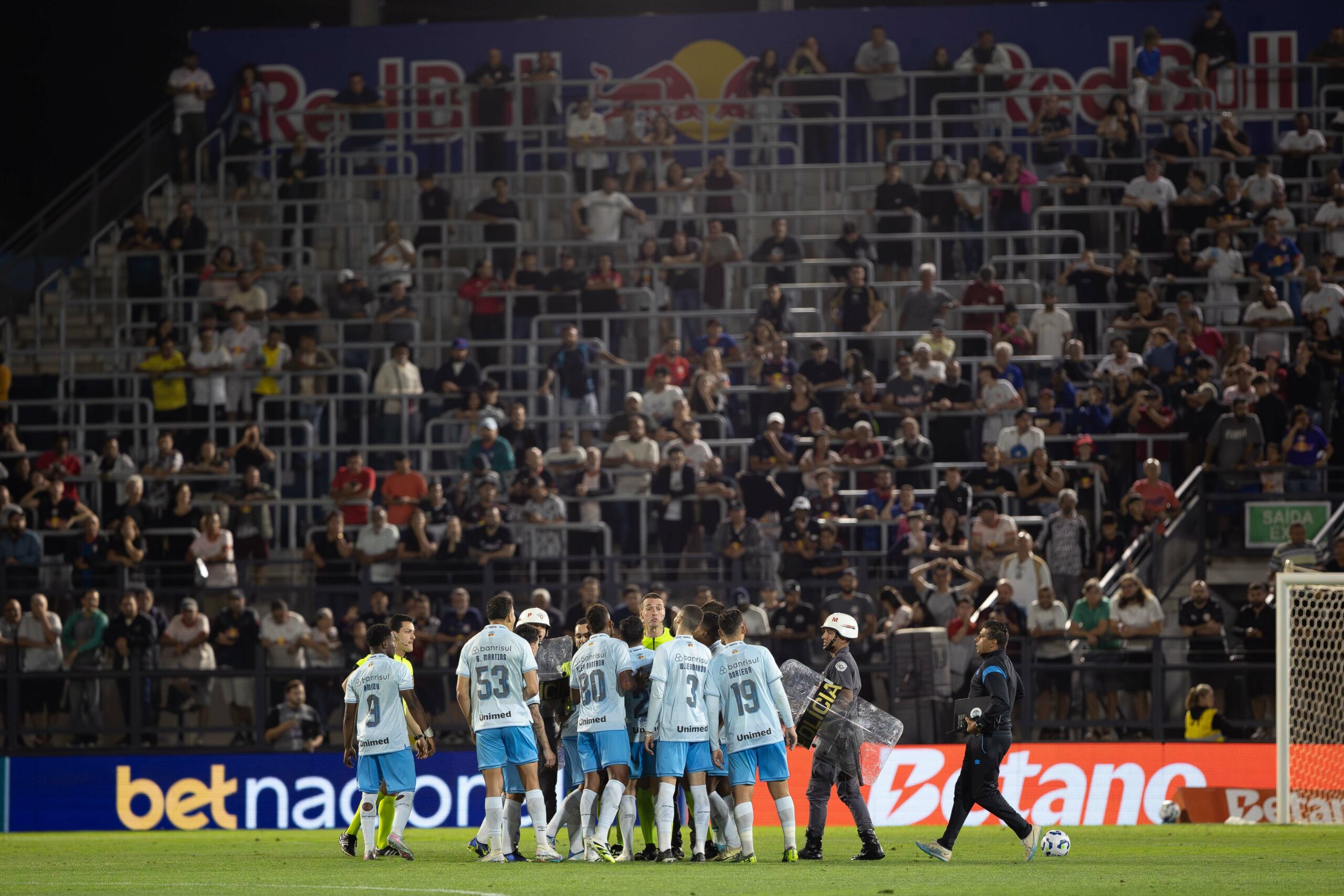Diretor do Grêmio dá entrevista no lugar de Mano e diz: “CBF tinha que implantar rebaixamento de árbitros”