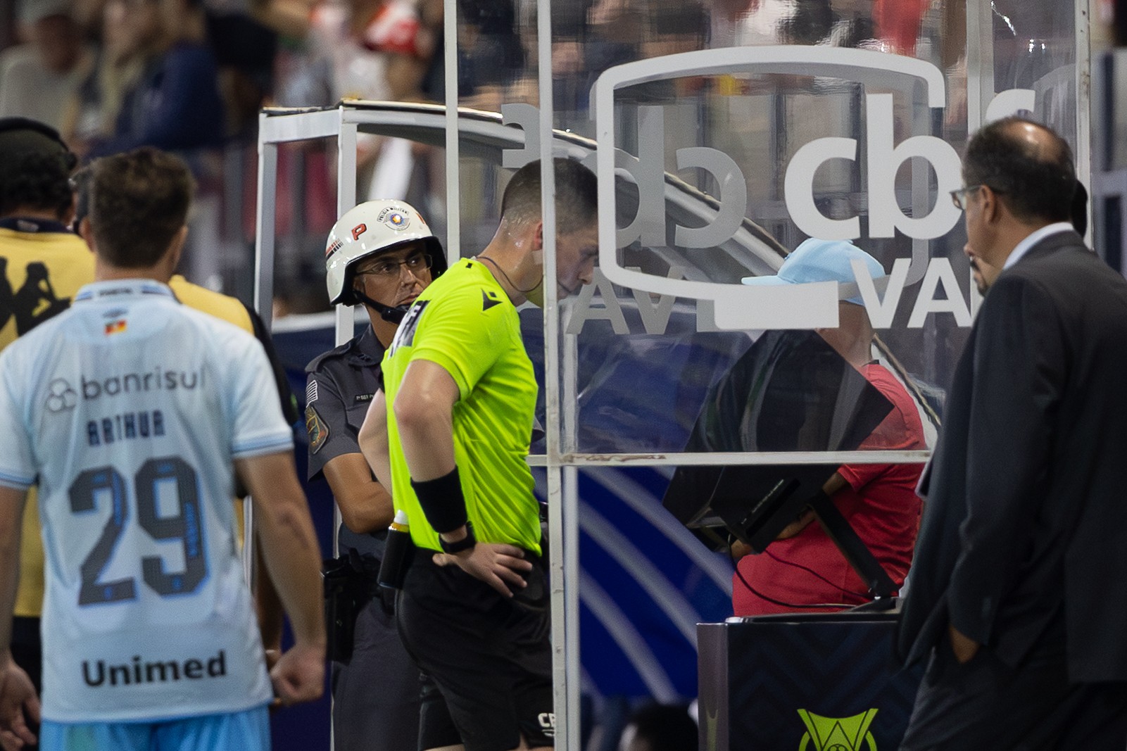 CBF divulga áudio do VAR de pênalti em Bragantino x Grêmio: “Está antinatural o braço dele”