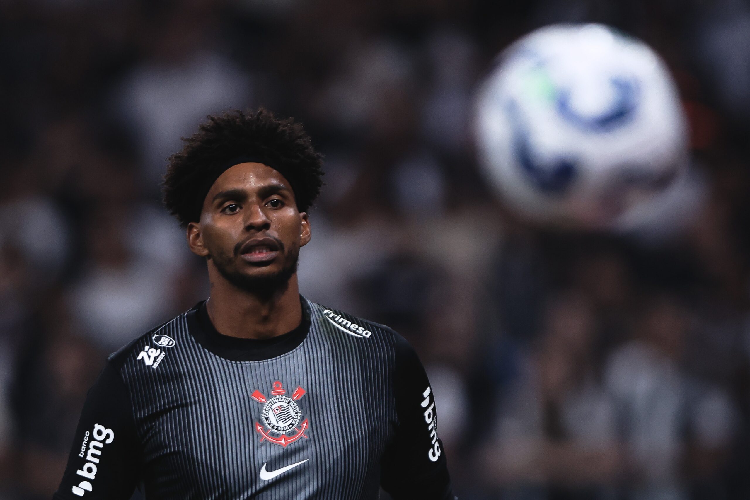 Hugo Souza sofre luxação no ombro e pode desfalcar Corinthians contra o Vitória