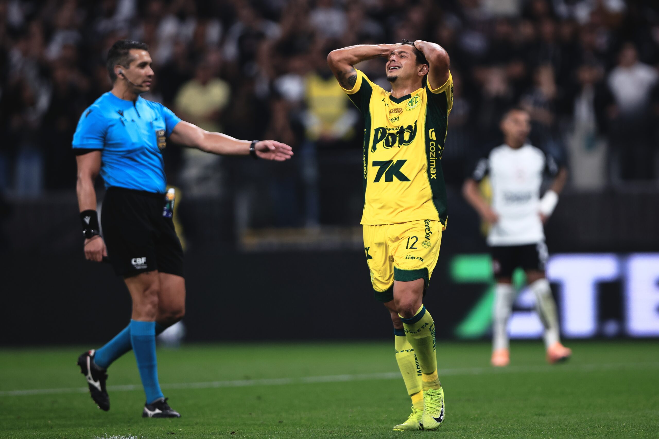 Cerca de 12h após apitar Corinthians x Mirassol, árbitro passa mal em campo e é levado para hospital