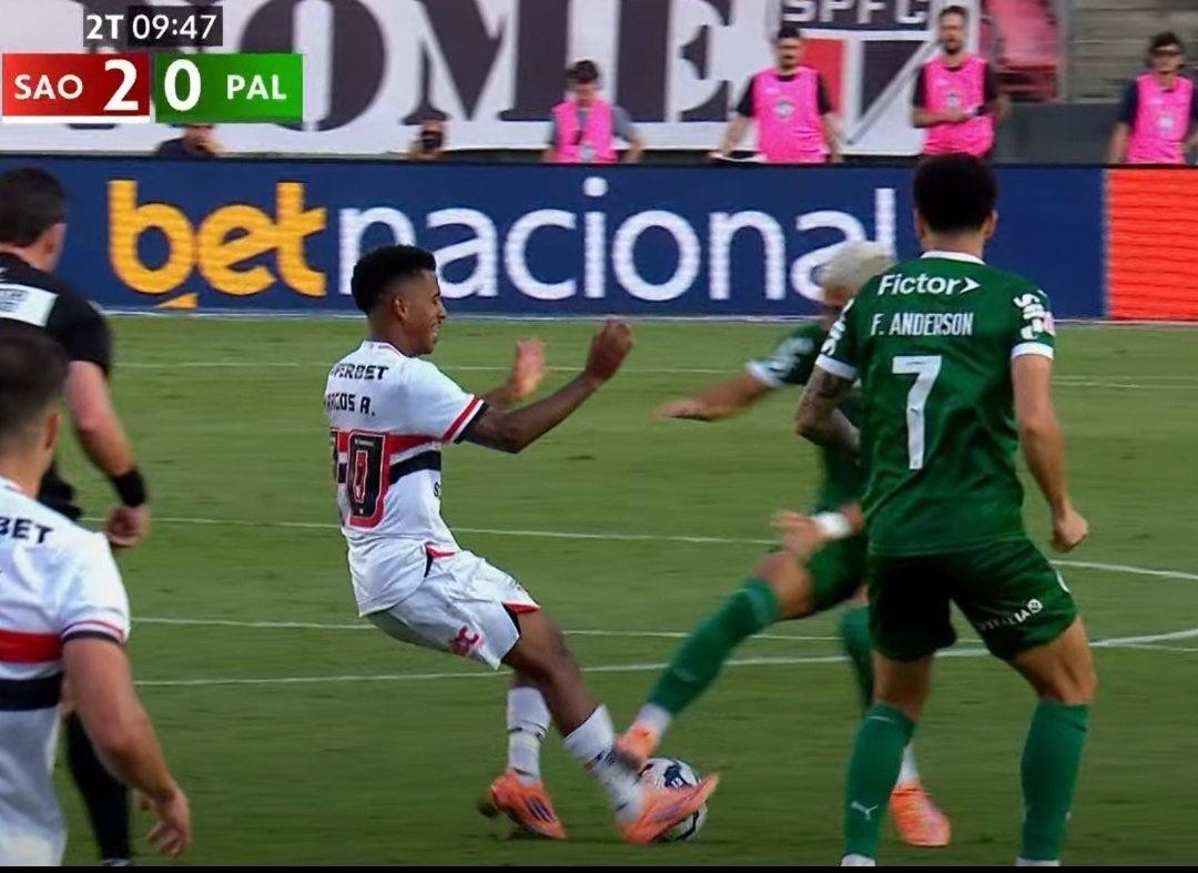 São Paulo envia ofício e pede publicação de áudios do VAR do clássico; CBF vai consultar Fifa