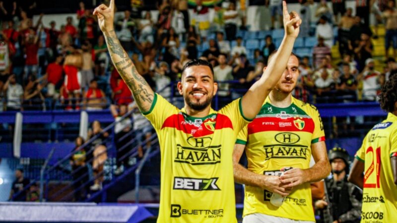 Santa Cruz acerta com lateral Alex Ruan, ex-Brusque