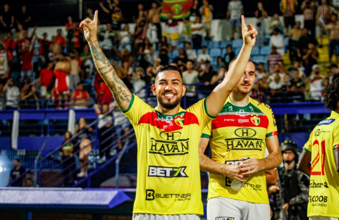 Santa Cruz acerta com lateral Alex Ruan, ex-Brusque