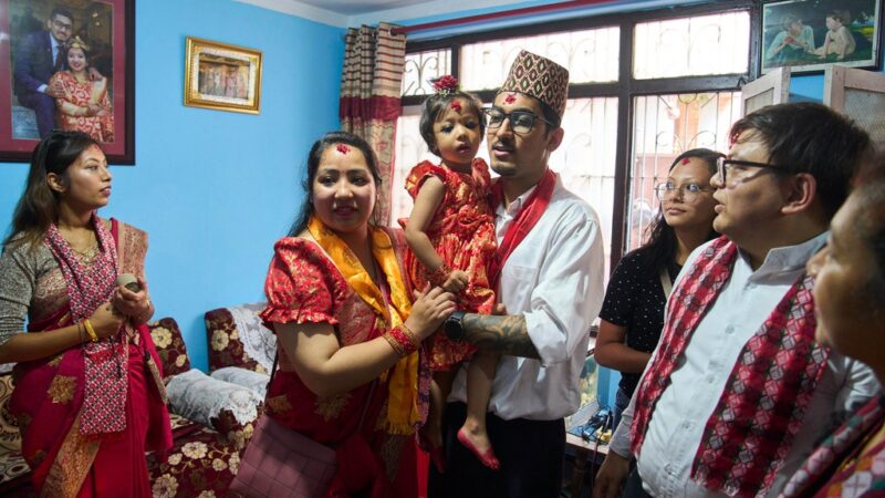 Nepal escolhe menina de 2 anos como nova deusa viva adorada por hindus e budistas