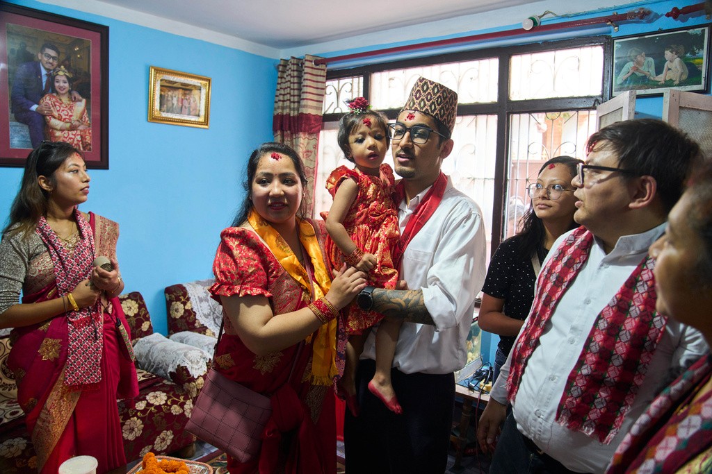 Nepal escolhe menina de 2 anos como nova deusa viva adorada por hindus e budistas