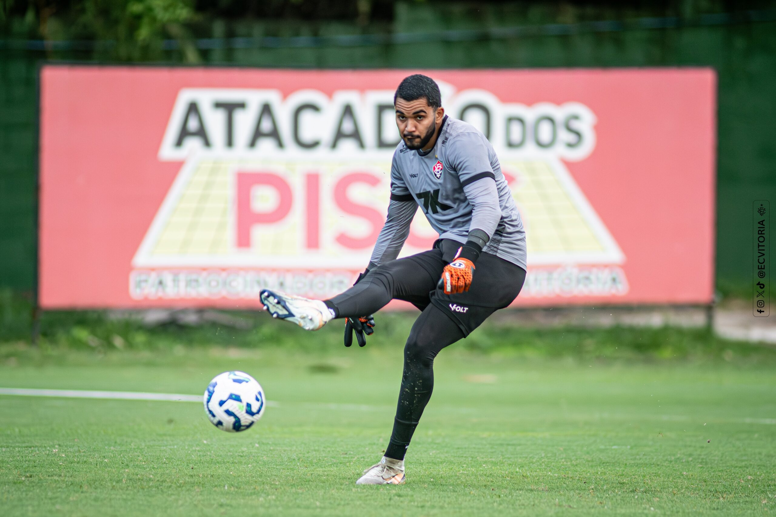 Arcanjo atinge recorde no mesmo dia que sofre lesão e abre espaço para Thiago Couto no Vitória