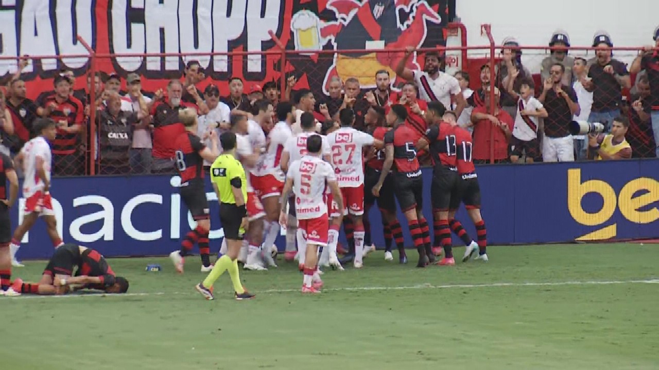 Jogadores de Atlético-GO e Vila brigam após lance de efeito de Yuri; veja