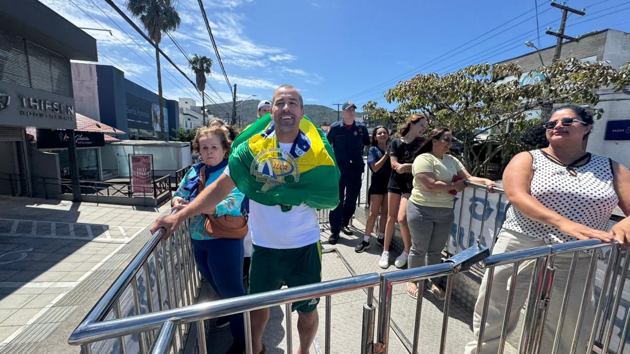 Campeão mundial de vela Bruno Fontes é recebido com carreata em SC