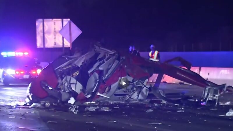 Helicóptero cai em rodovia na capital da Califórnia