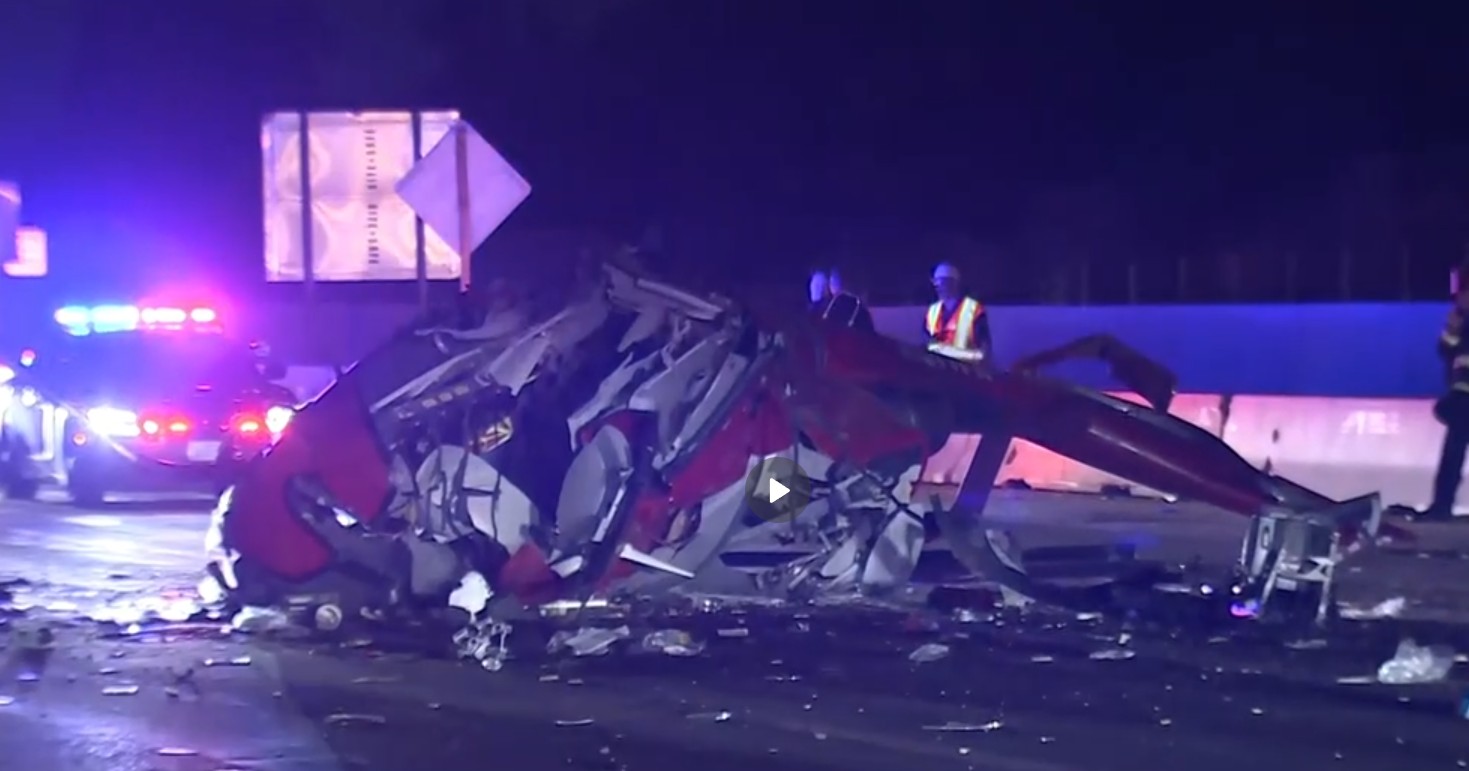 Helicóptero cai em rodovia na capital da Califórnia