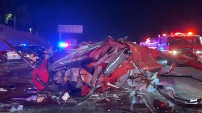 VÍDEO mostra momento em que helicóptero cai e capota ao lado de carros nos EUA