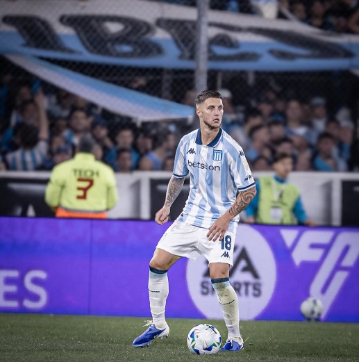 Titular do Racing sofre lesão e aumenta lista de desfalques contra o Flamengo