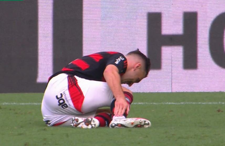 Léo Ortiz sente tornozelo, sai de campo, e Flamengo sofre gol com um a menos; entenda