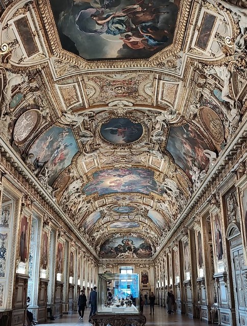 Exclusivo: brasileira grava vídeo no Louvre e mostra estrondo em sala onde ladrões roubaram joias