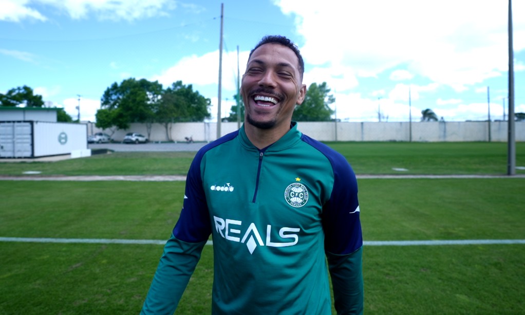 Lateral do Coritiba, Alex Silva fala de drama na guerra e volta a sorrir com possibilidade de novo  acesso