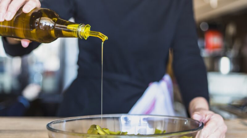 Azeite fica 14% mais barato em um ano; entenda o que fez o preço cair