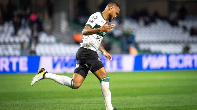 Entenda como Gustavo Coutinho superou vaias para ser aplaudido pela torcida do Coritiba na Série B