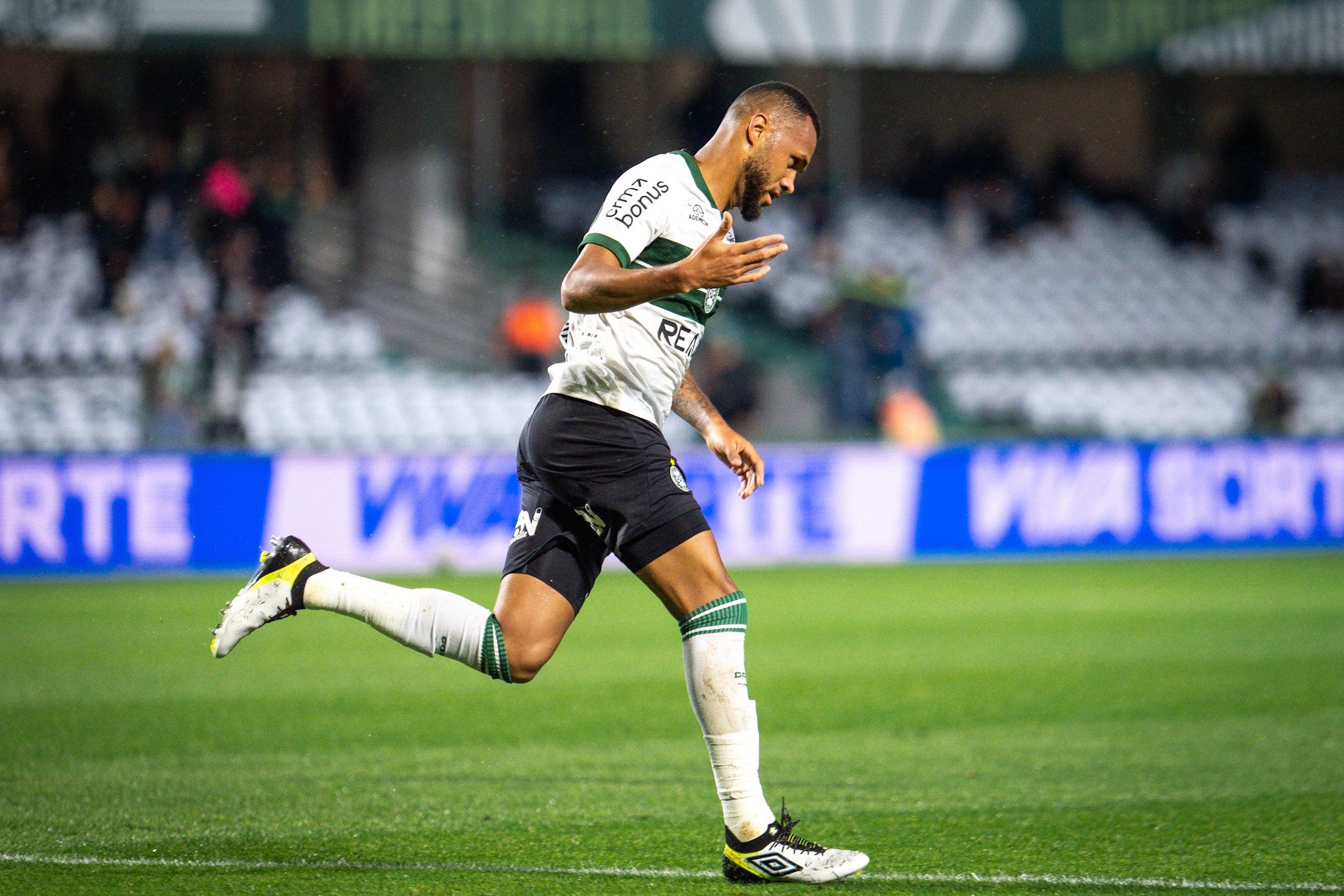 Entenda como Gustavo Coutinho superou vaias para ser aplaudido pela torcida do Coritiba na Série B