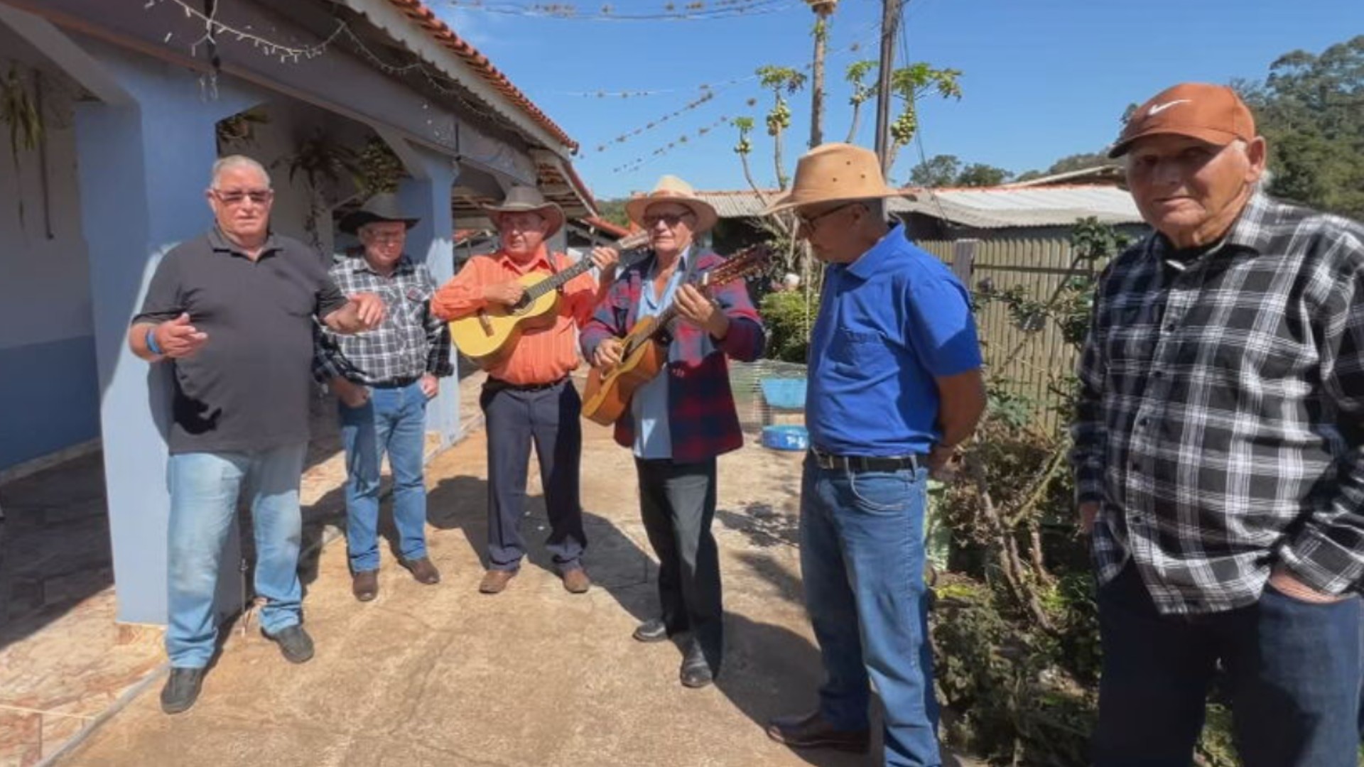 Cururueiros travam ‘batalhas’ de rimas e seguem tradição do repente paulista
