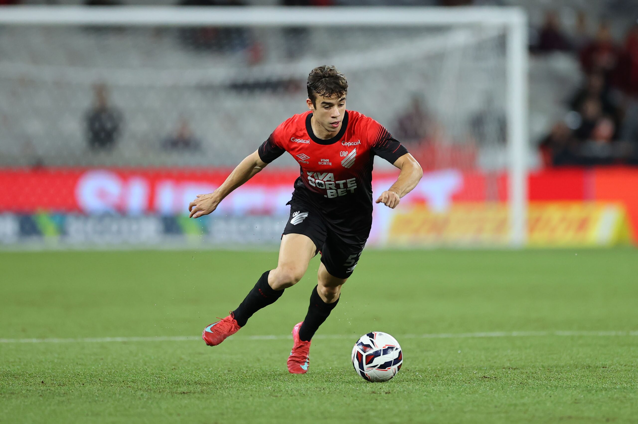 Athletico se aproxima de acordo para renovação com o meia Dudu; veja detalhes