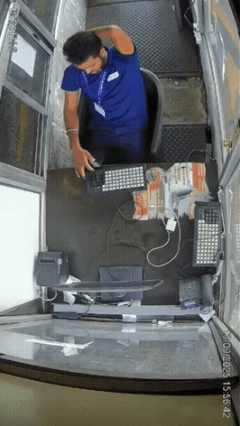 Pneu de caminhão explode em pedágio e destrói cabine em cidade da Índia