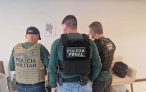 Ação contra grupo neonazista em 4 estados encontra escritório com quadros de Hitler